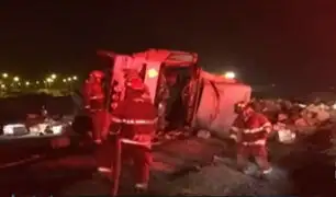 Camión cargado con ácido fosfórico se volcó en el Serpentín de Pasamayo
