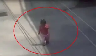 Ate: cámaras captan a niña caminando sola en transitada vía