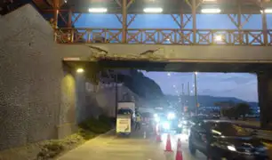 Barranco: camión impacta con puente en la Costa Verde y lo daña