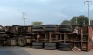 Piura: camión de contrabando vuelca al huir de la Policía y pobladores saquean mercadería