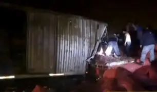 Panamericana Sur: conductor quedó atrapado tras violento choque de tráilers