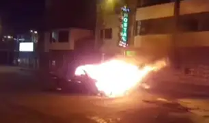 Auto se incendia durante la madrugada en Los Olivos