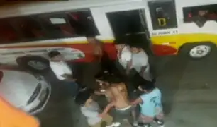 VES: vecinos registran pelea entre cobradores en paradero de buses