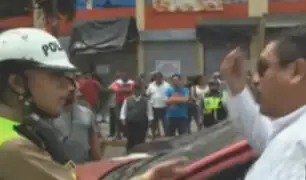 Trujillo: chofer insulta a mujer Policía y transeúntes lo aplauden