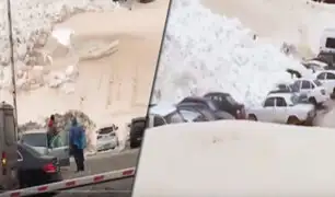Rusia: impresionante avalancha cae sobre estacionamiento en centro de esquí