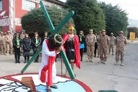 Puno: miembros del Ejército escenifican vía crucis