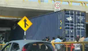 Camión quedó atascado en puente Atocongo y genera congestión vehicular