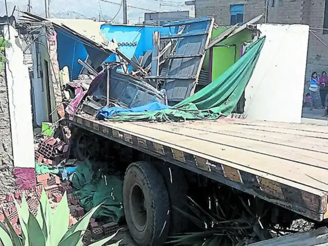 Chosica: dos personas murieron tras el despiste de un camión que transportaba ladrillos