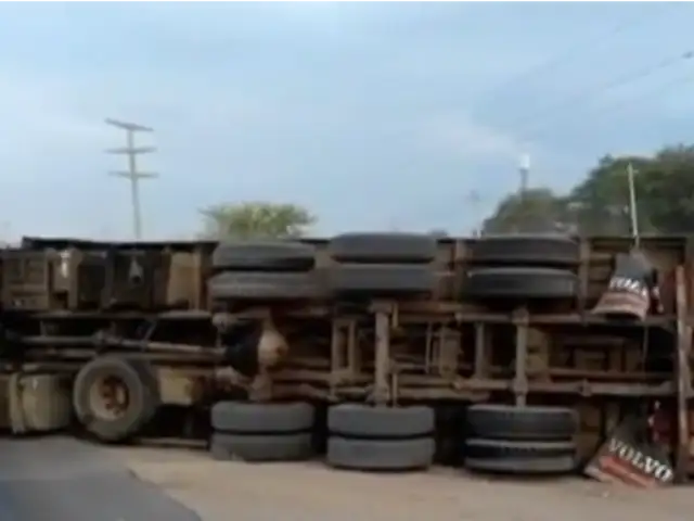 Piura: camión de contrabando vuelca al huir de la Policía y pobladores saquean mercadería