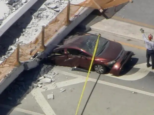 EEUU: puente peatonal colapsa y cae sobre autos en Florida