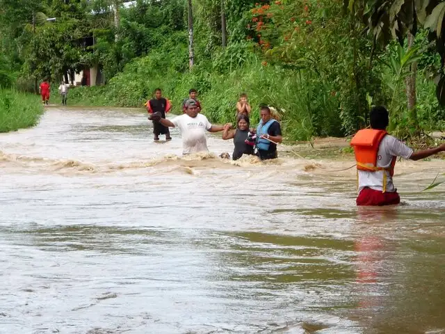 Río Huallaga se desborda e interrumpe carretera Huánuco-Lima