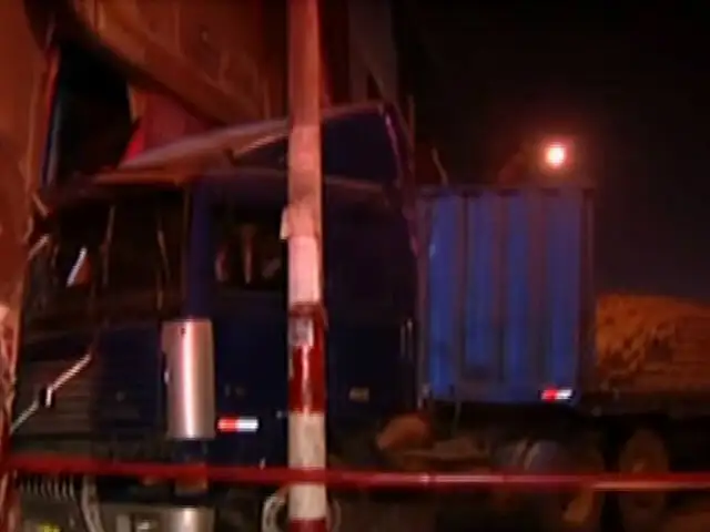 San Juan de Miraflores: camión se empotró contra una ferretería