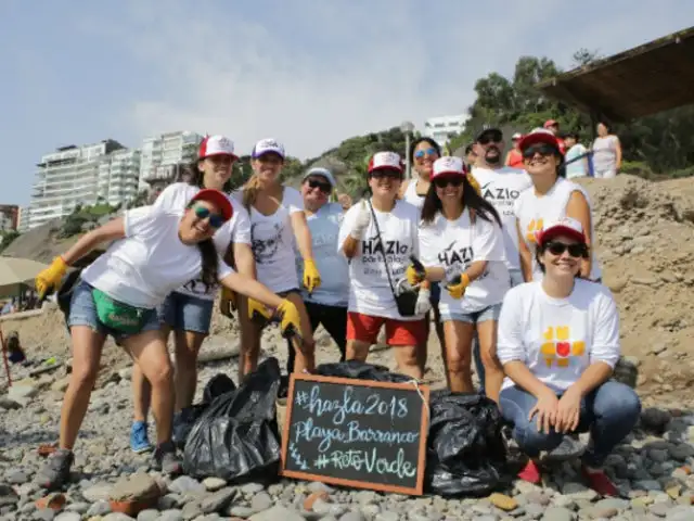 Peruano que Suma: jóvenes y adultos voluntarios limpian playas