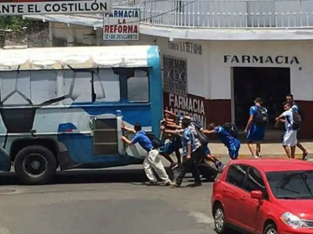 Iquitos: pasajeros empujan unidad de transporte público que se averió