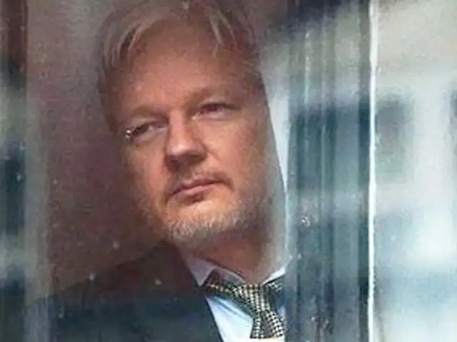 Julian Assange condenado a 50 semanas de cárcel en Londres