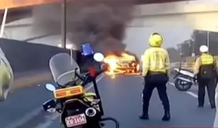 ¡Auto en llamas! taxi se incendia en plena vía de Evitamiento en SJL