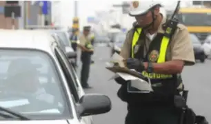 Policía se pronuncia sobre vehículos que invaden carril de emergencia