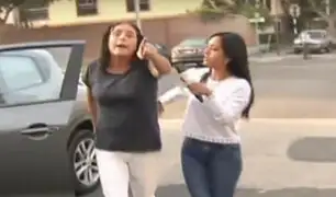 Miraflores: conductora de vehículo mal estacionado agrede a reportera de Panamericana Televisión