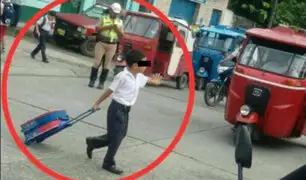 Niño detiene el tráfico mientras policía habla por teléfono