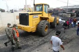 Comas: Ejército removió escombros tras incendio en almacén de llantas