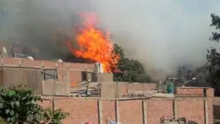 Trujillo: incendio arrasó con vivienda y dos ancianos salvan de morir