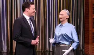 Robot Sophia juega a "piedra, papel o tijera" con Jimmy Fallon