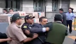 Abogados se enfrentan a policía para evitar desalojo en Palacio de Justicia