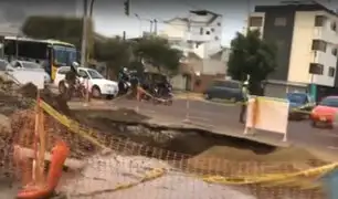 Surco: caos vehicular por enorme forado en av. Tomás Marsano