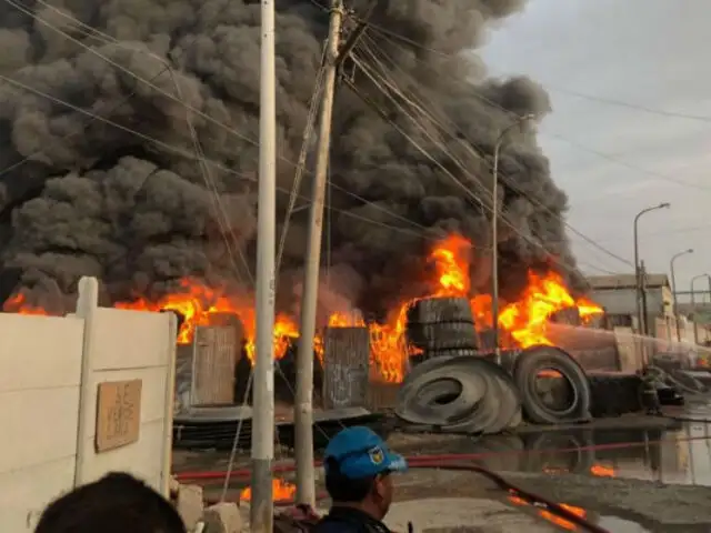 Minedu suspende clases en Comas y Los Olivos por incendio en almacén de llantas