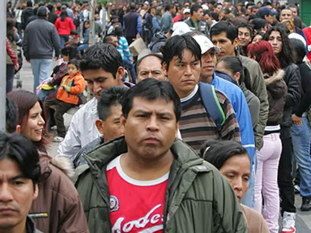 Chile: peruanos abarrotan consulado por nuevo sistema migratorio