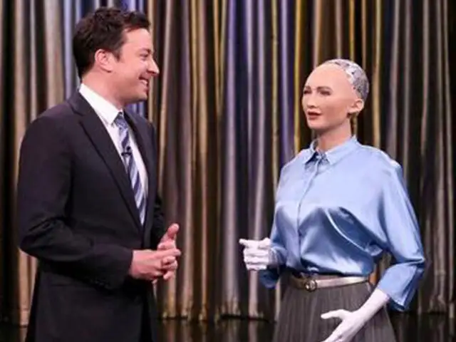 Robot Sophia juega a "piedra, papel o tijera" con Jimmy Fallon