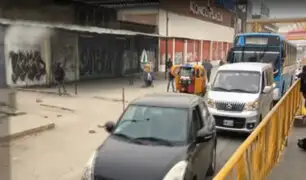 Surco: chóferes invaden vía auxiliar en la Panamericana Sur