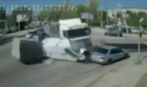 Ucrania: trailer fuera de control impacta violentamente contra dos vehículos