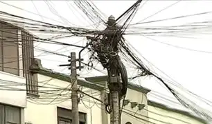 Maraña de cables colgantes son un peligro para vecinos de Rímac, Surquillo y Lince
