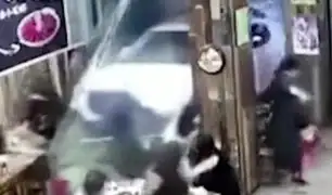 China: automóvil se empotra en restaurante lleno de comensales
