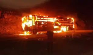 Huancavelica: pasajeros salvaron de morir luego que bus se incendiara