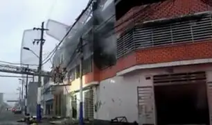 Bomberos controlan incendio en fábrica de zapatos del Rímac