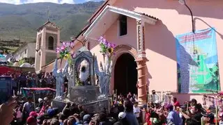 Cientos de peregrinos llegan al tempo del milagroso Señor de  Cachuy