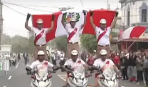 Estadio Nacional: Policías motorizados de tránsito hacen acrobacias para alentar a la Bicolor