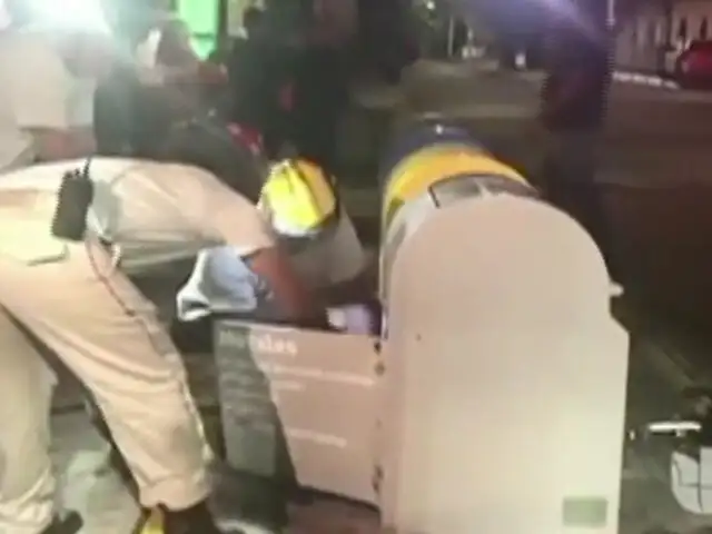 México: rescatan a hombre atorado en un contenedor de basura