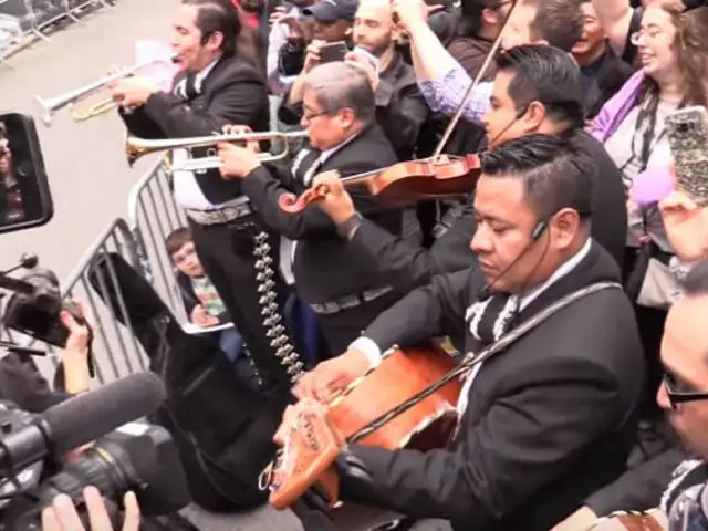 YouTube: Hacen fiesta con mariachis frente a casa de abogado acusado de racismo [VIDEO]