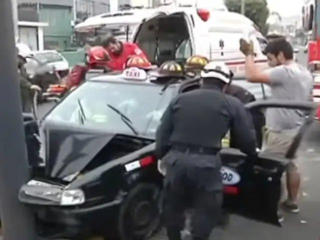 Pueblo Libre: choque de taxi con poste deja un herido