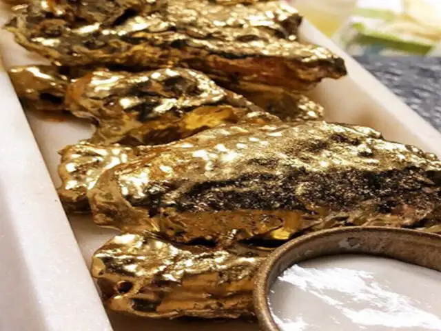 Extravagancia gastro: alitas de pollo bañadas en oro de 24 quilates
