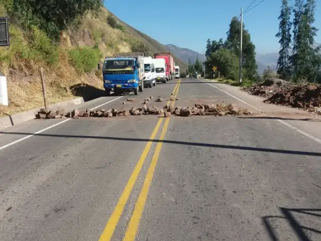 Cusco: pobladores bloquearon vía durante paro contra el alza del impuesto a combustibles