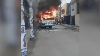 VIDEO: couster de pasajeros se incendia en Villa El Salvador
