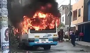 Villa El Salvador: cúster ardió en llamas tras atropellar a peatón