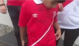 Niño consigue que seleccionados peruanos firmen su camiseta