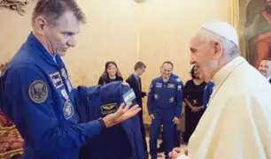 Vaticano: Papa Francisco recibió su traje espacial de la NASA