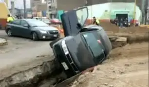 Barrios altos: moderno auto cae dentro de una zanja de obra inconclusa