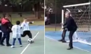 Mauricio Macri recibe pelotazo mientras jugaba fútbol con niños